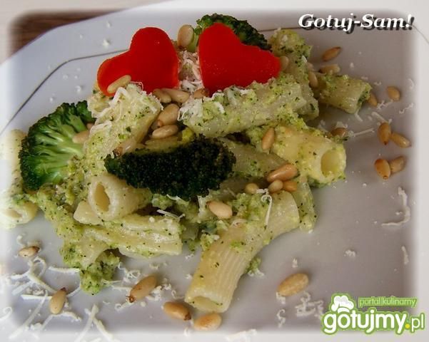 Walentynkowy makaron z brokułowym pesto.