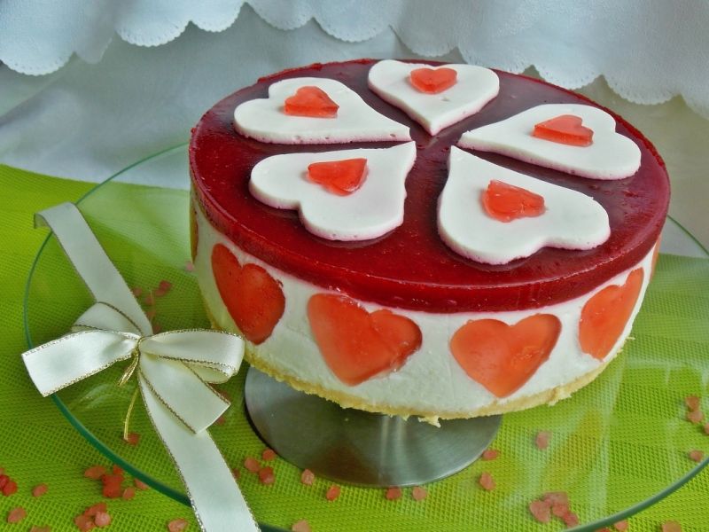 Walentynkowy sernik z musem malinowym