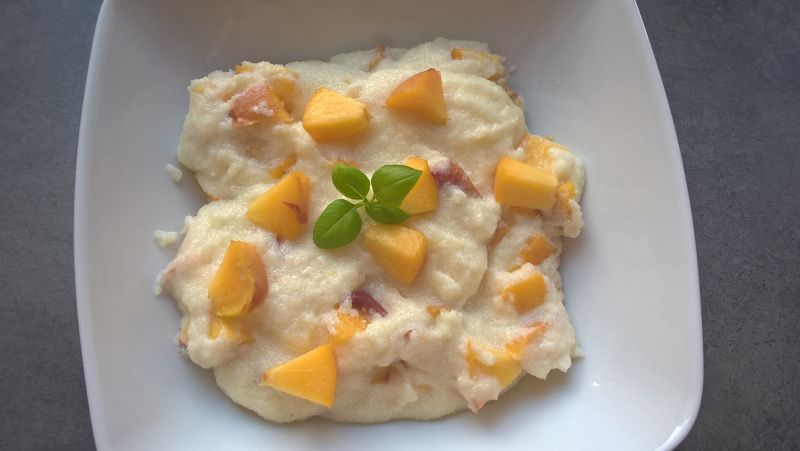 Waniliowa kasza manna z brzoskwiniami