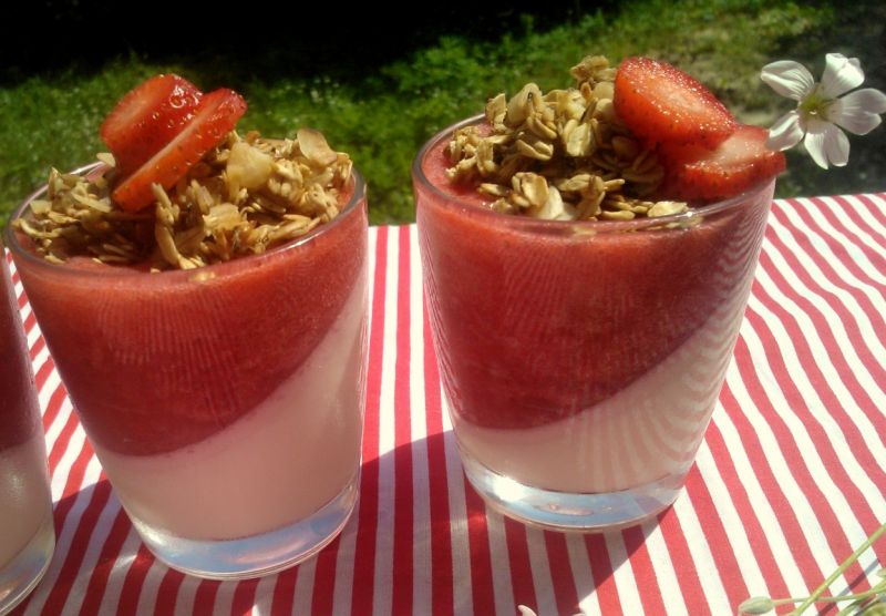 Waniliowa panna cotta z musem truskawkowym Waniliowa panna cotta z musem truskawkowym