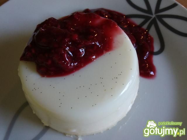 Waniliowa panna cotta z sosem owocowym