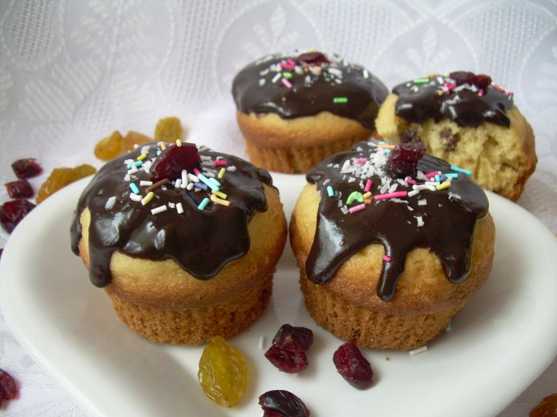 Waniliowe babeczki z rodzynkami i żurawiną