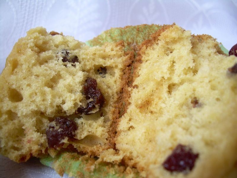 Waniliowe babeczki z rodzynkami i żurawiną