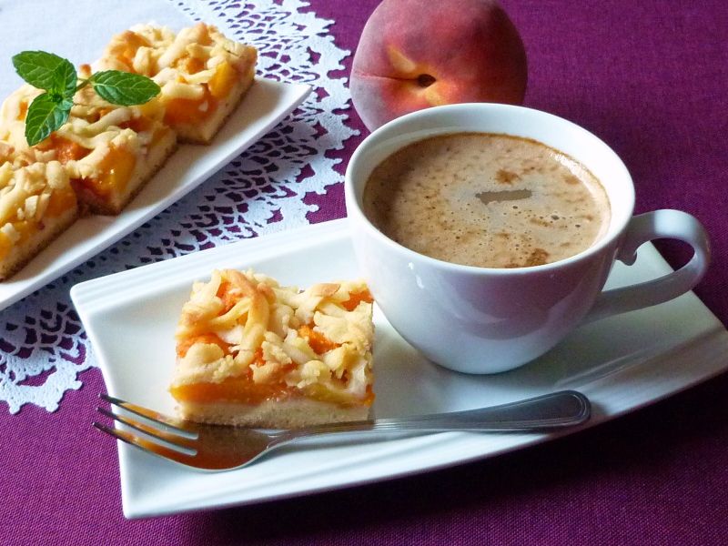 Waniliowe ciasto z morelami i brzoskwiniami Waniliowe ciasto z morelami i brzoskwiniami