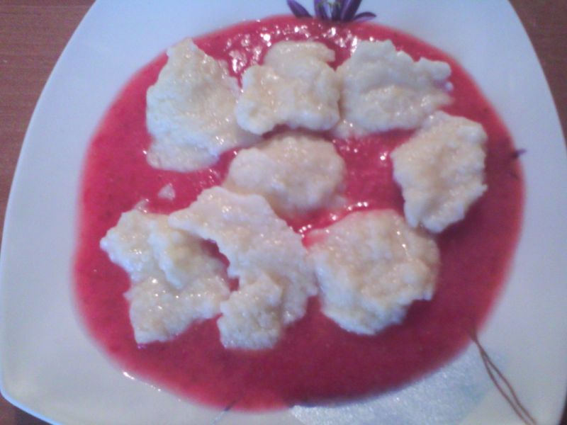 Waniliowe kluseczki z musem truskawkowym Waniliowe kluseczki z musem truskawkowym