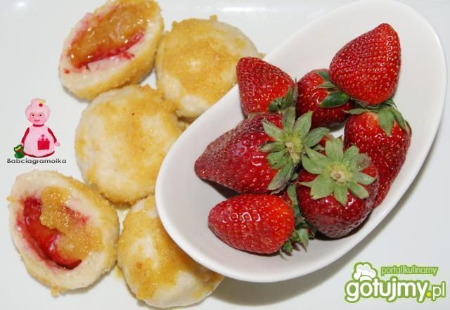 Waniliowe knedle z truskawkami :