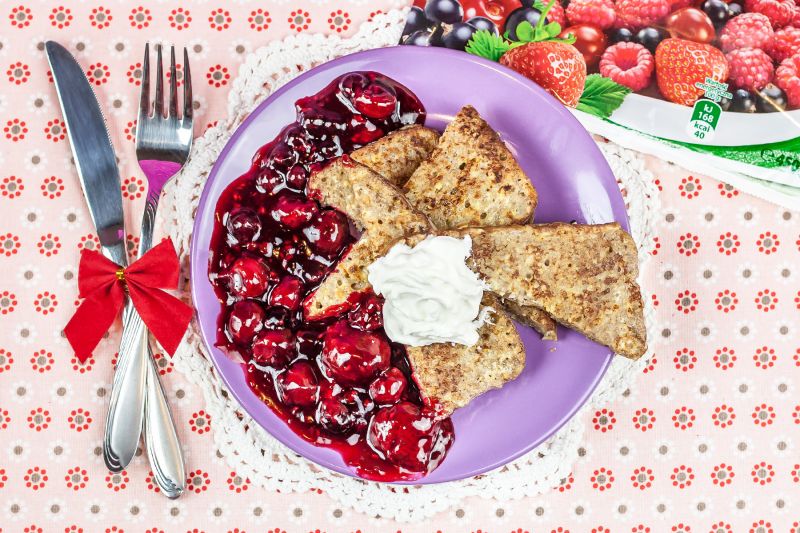 Waniliowe tosty z ricottą w ciepłym sosie owocowym
