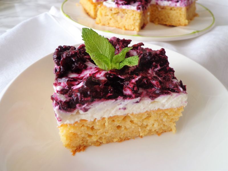 Waniliowo-jaglane ciasto z owocami leśnymi Waniliowo-jaglane ciasto z owocami leśnymi