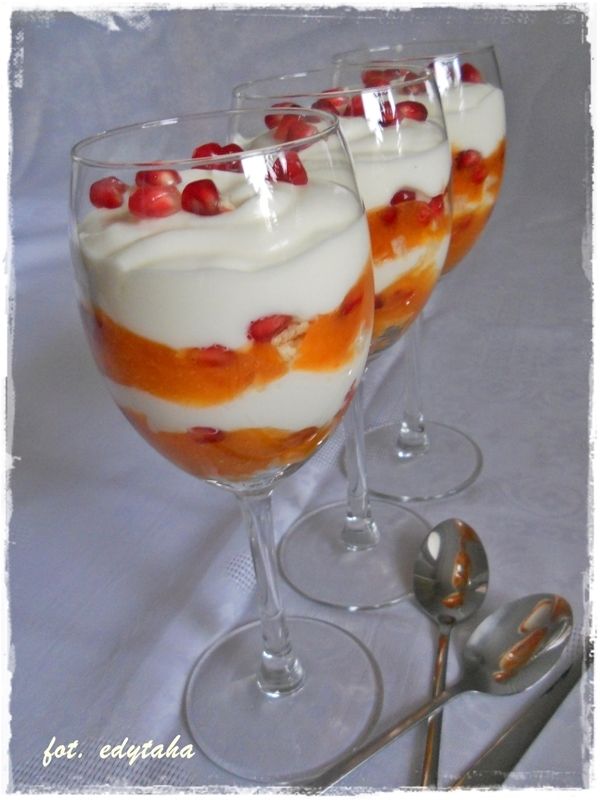 Waniliowy deser z kaki, granatem i wafelkami Waniliowy deser z kaki, granatem i wafelkami