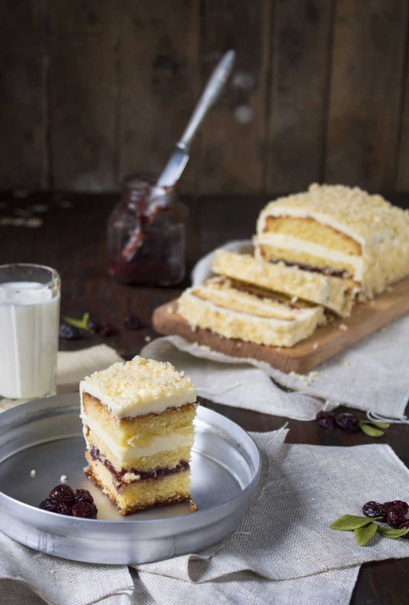 Waniliowy przekładaniec z konfiturą żurawinową