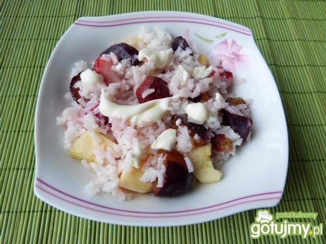 Waniliowy ryż z owocami i śmietaną Waniliowy ryż z owocami i śmietaną