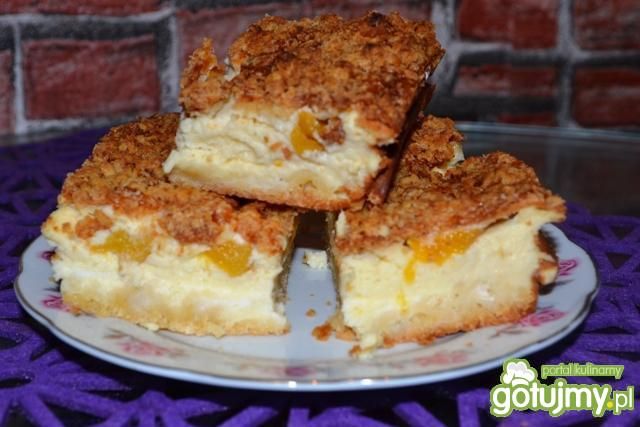 Waniliowy sernik z brzoskwiniami