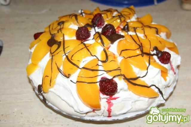 Wariacja bezowa- pavlova z brzoskwiniami Wariacja bezowa- pavlova z brzoskwiniami