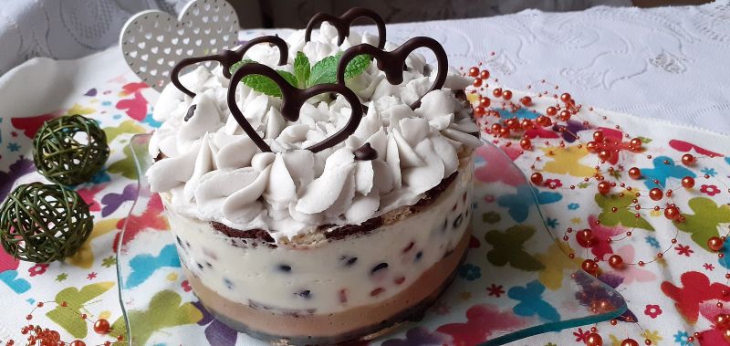 Wariacja z kremem jaglanka i owocami na dwukolorow