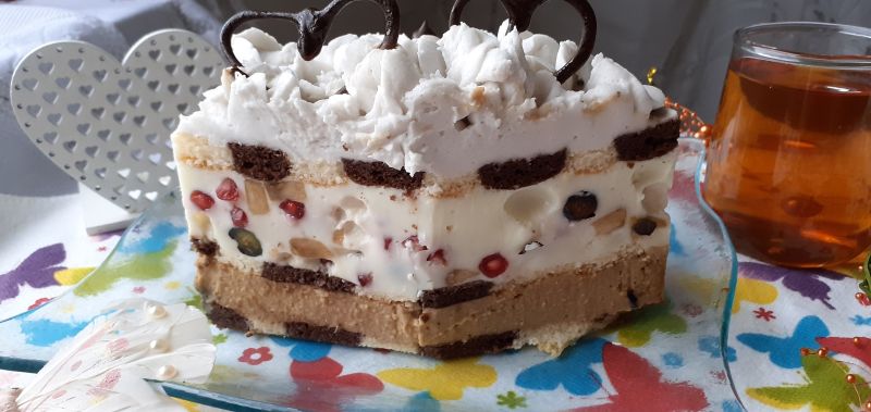 Wariacja z kremem jaglanka i owocami na dwukolorow