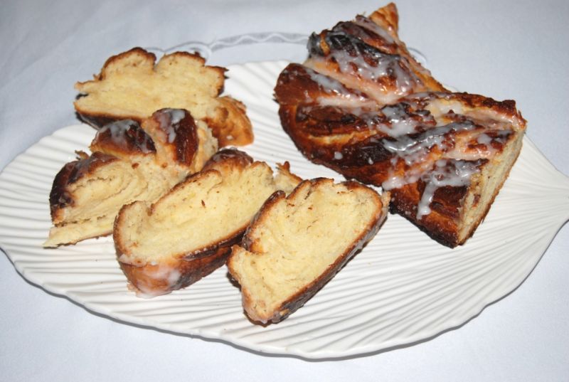 Warkocz drożdżowy marcepanowy