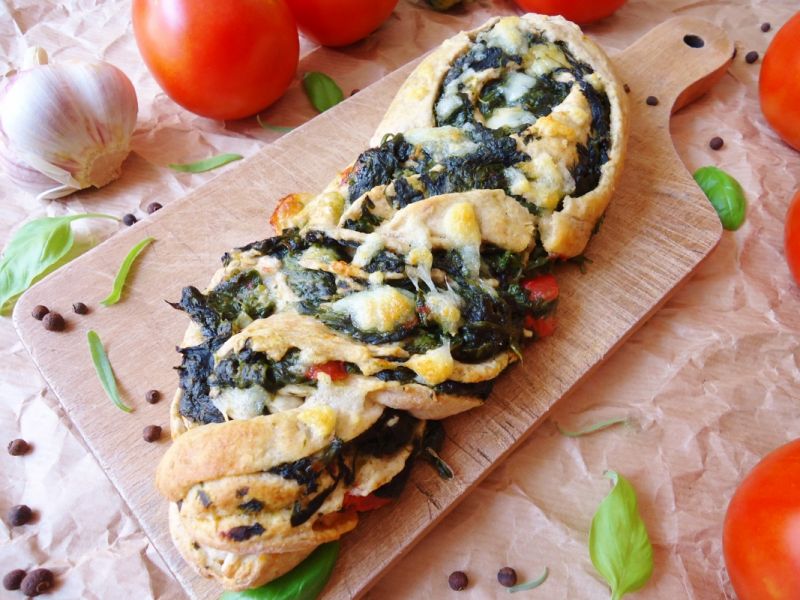 Warkocz drożdżowy ze szpinakiem i pomidorami