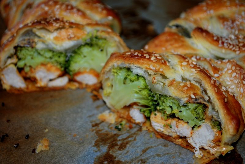 Warkocz francuski z brokułami i kurczakiem Warkocz francuski z brokułami i kurczakiem