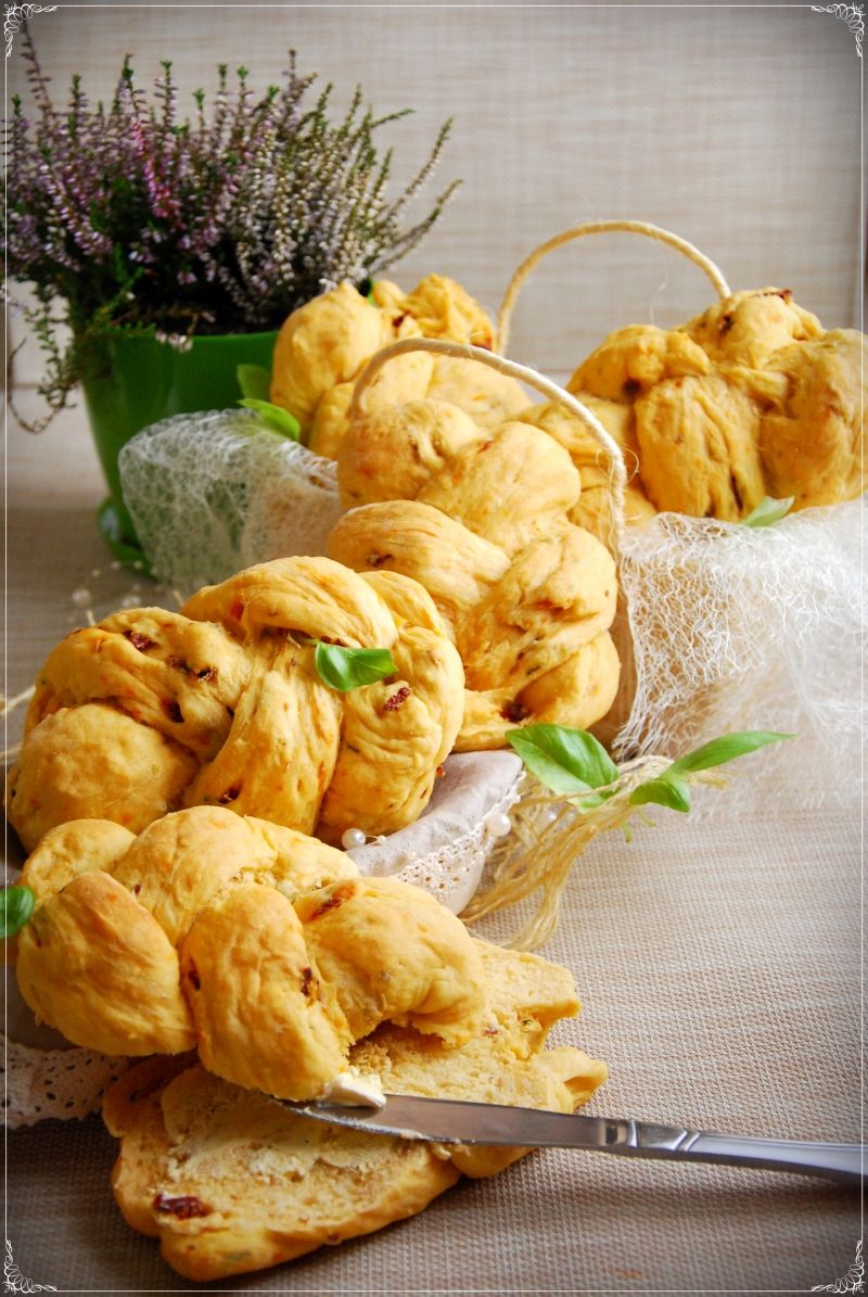 Warkocz śniadaniowy z bazylią i pomidorami