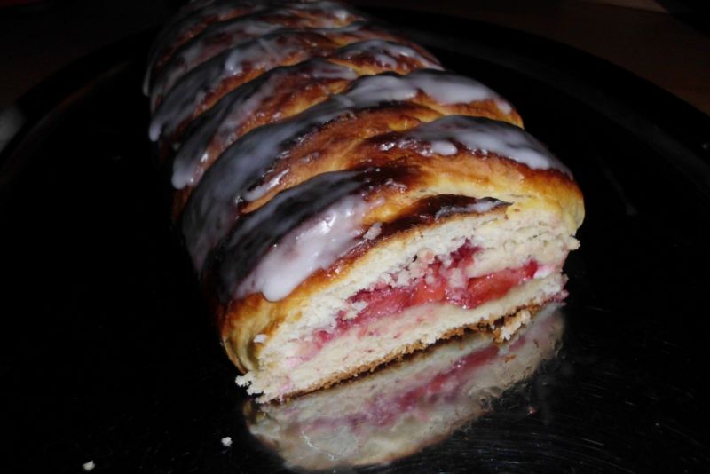 Warkocz z serem i truskawkami Warkocz z serem i truskawkami