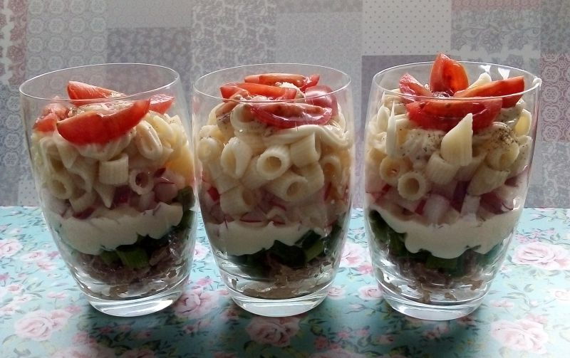 Warstwowa makaronowa sałatka z tuńczykiem Warstwowa makaronowa sałatka z tuńczykiem