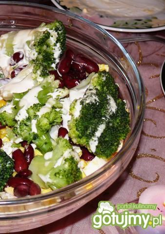 Warstwowa sałatka brokułowa z kurczakiem