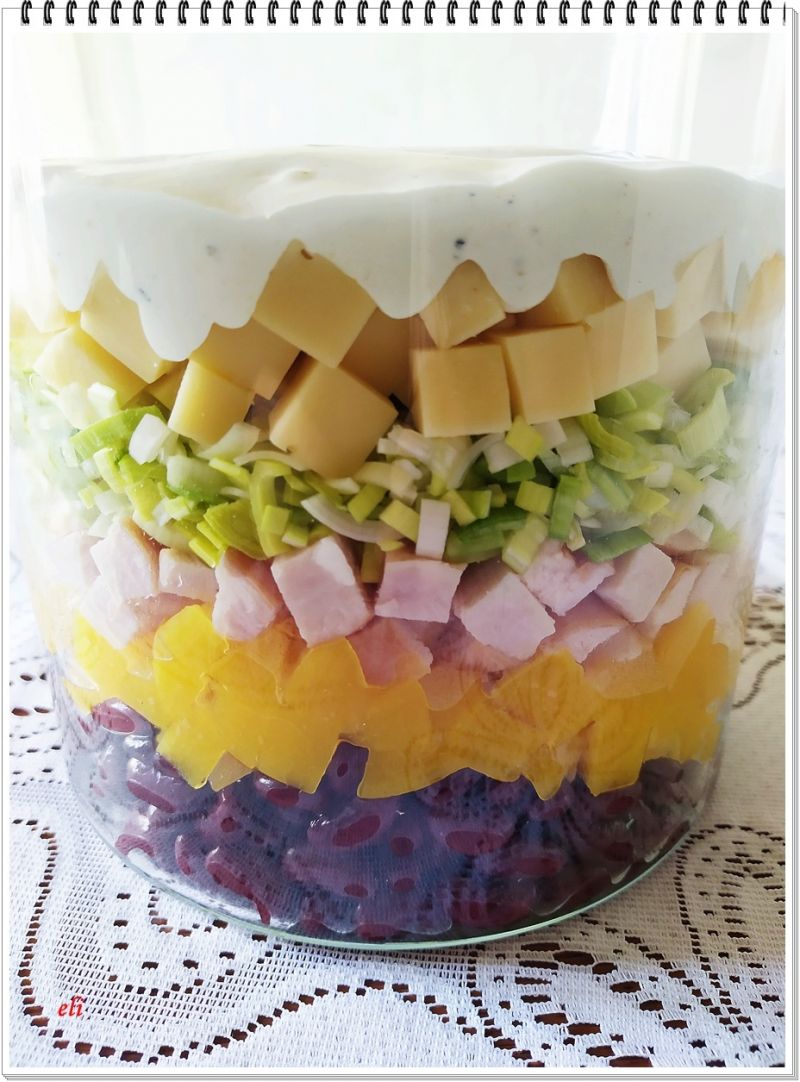 Warstwowa sałatka Eli z wędzonym kurczakiem