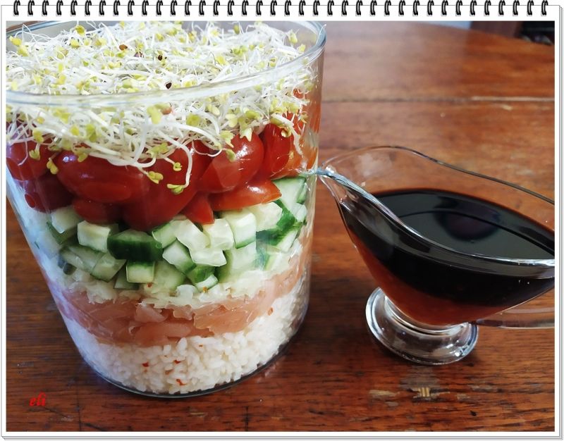 Warstwowa sałatka Eli  z wędzonym łososiem. Warstwowa sałatka Eli  z wędzonym łososiem.