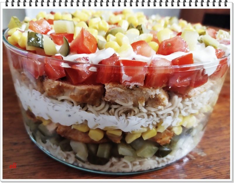 Warstwowa sałatka Eli z zupkami chińskimi