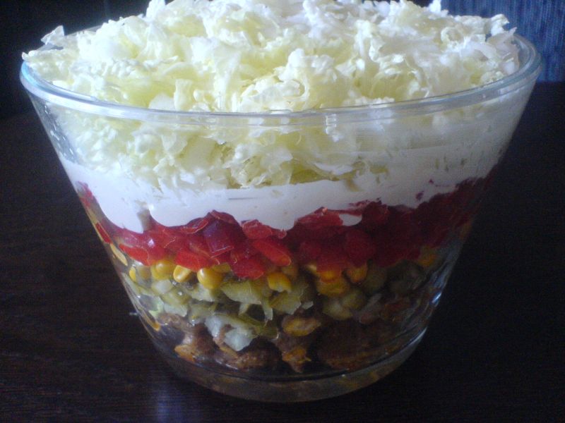 Warstwowa sałatka gyros Warstwowa sałatka gyros