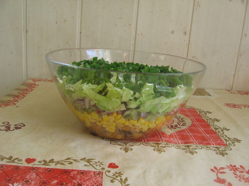 Warstwowa sałatka gyros Warstwowa sałatka gyros