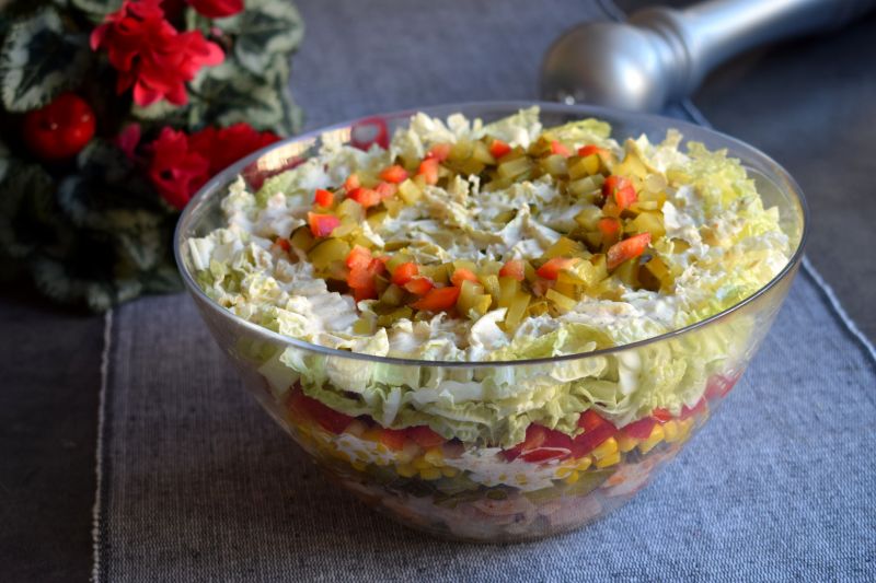 Warstwowa sałatka gyros z pieczonym kurczakiem Warstwowa sałatka gyros z pieczonym kurczakiem