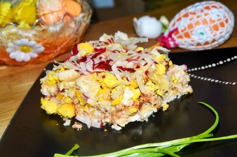 Sałatka jajeczna na krakersach z kurczakiem   Sałatka jajeczna na krakersach z kurczakiem