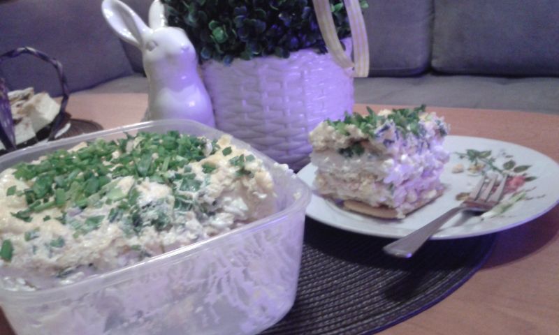 Warstwowa sałatka na krakersach.