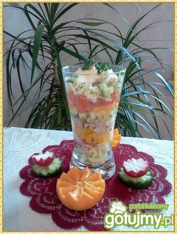 Warstwowa sałatka podana w wysokiej szkl