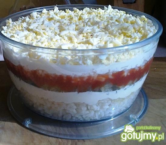 Warstwowa sałatka ryżowa.