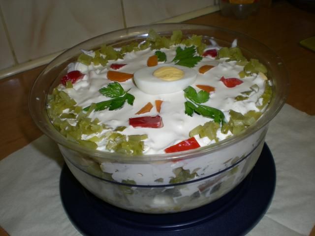 Warstwowa sałatka śledziowa