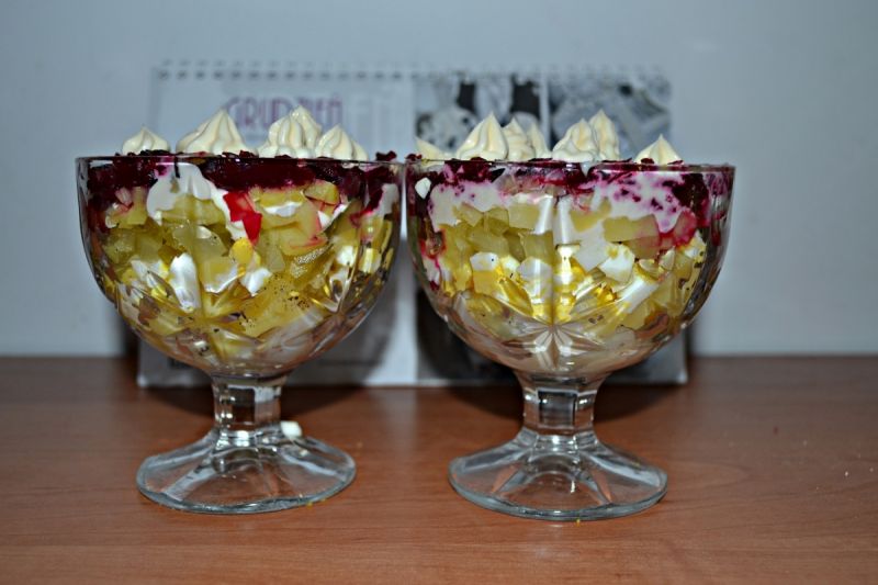 Warstwowa sałatka śledziowa w pucharkach