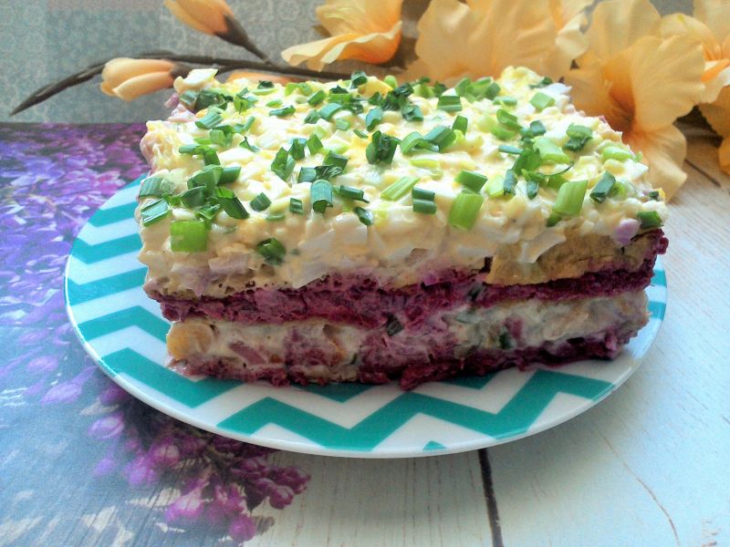 Warstwowa sałatka śledziowa z buraczkiem  