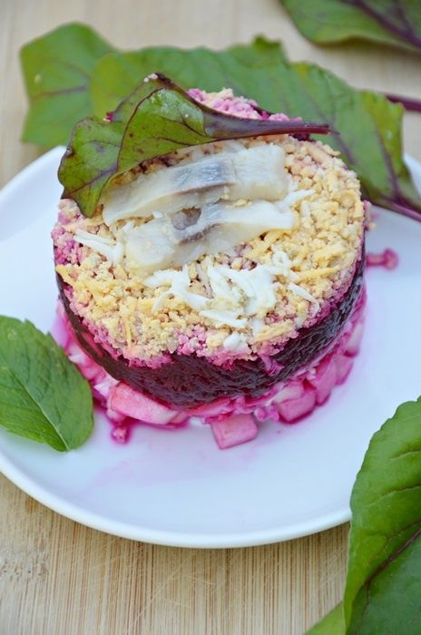 Warstwowa sałatka śledziowa z jabłkiem i buraczkam Warstwowa sałatka śledziowa z jabłkiem i buraczkam