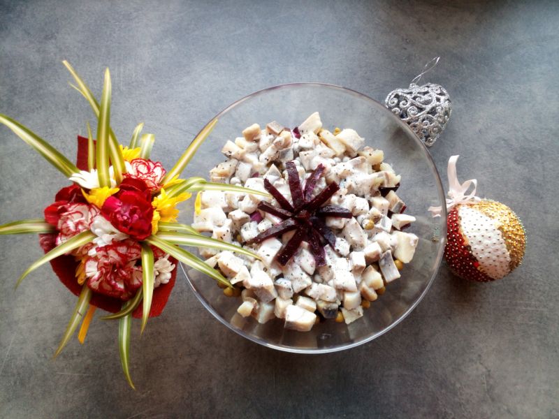 Warstwowa sałatka śledziowa z pieczonym burakiem