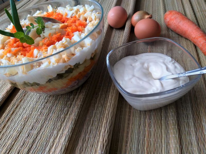 Warstwowa sałatka śledziowa z sosem Warstwowa sałatka śledziowa z sosem