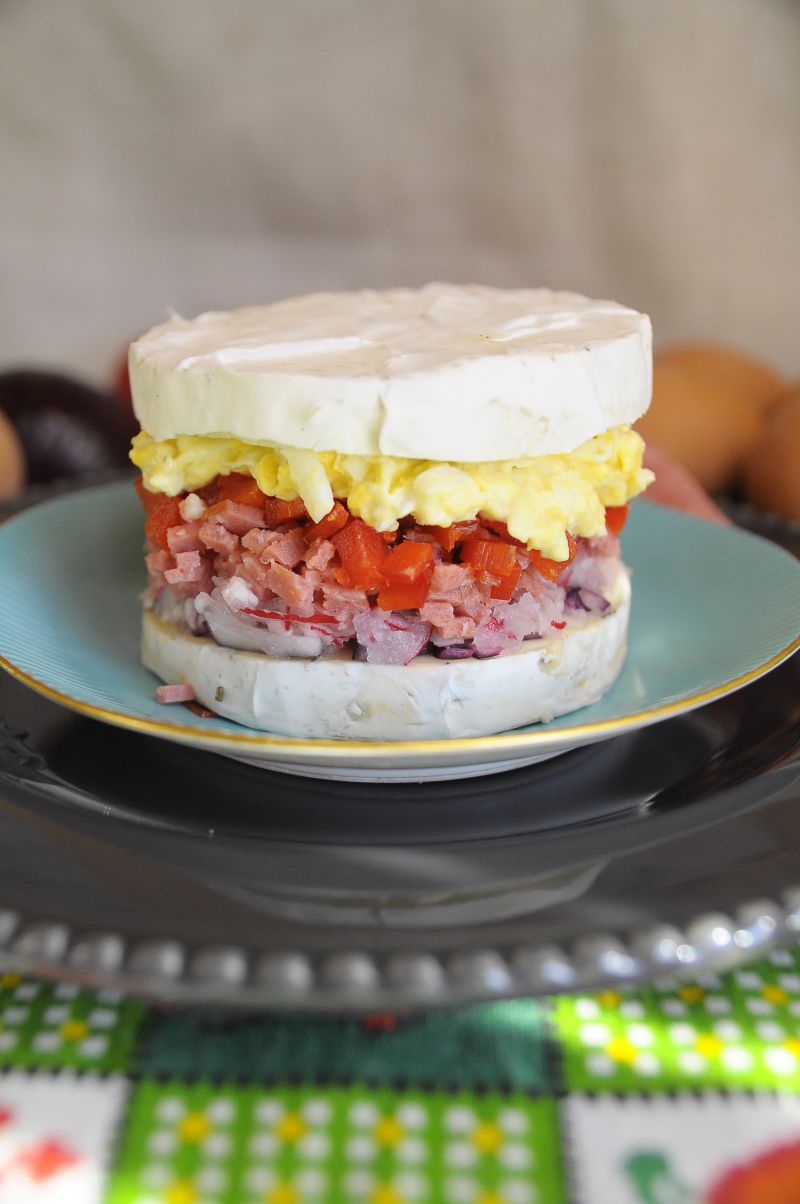 Warstwowa sałatka w serze camembert