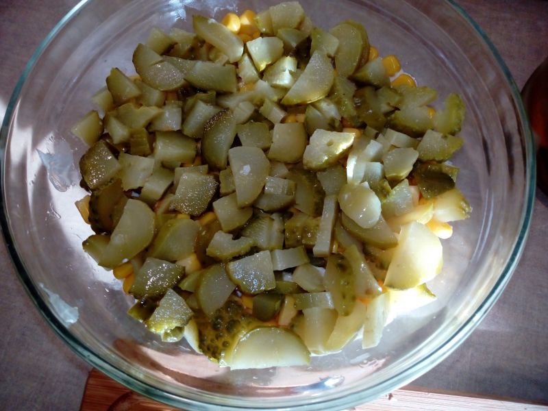Warstwowa sałatka z ananasem