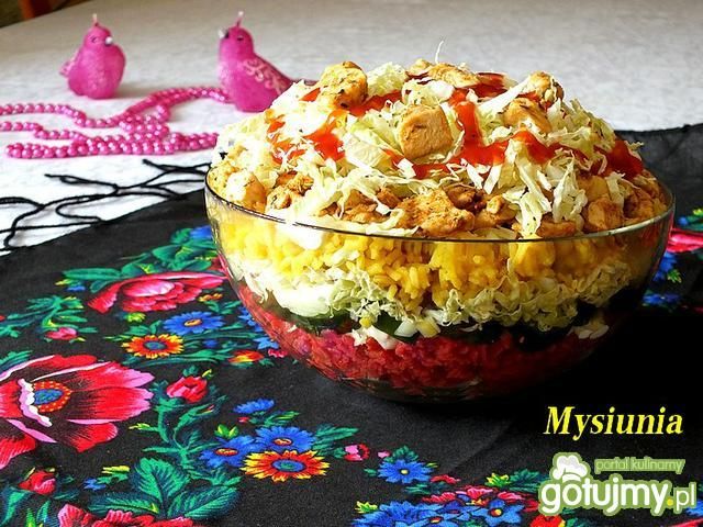 Warstwowa sałatka z barwionym ryżem     