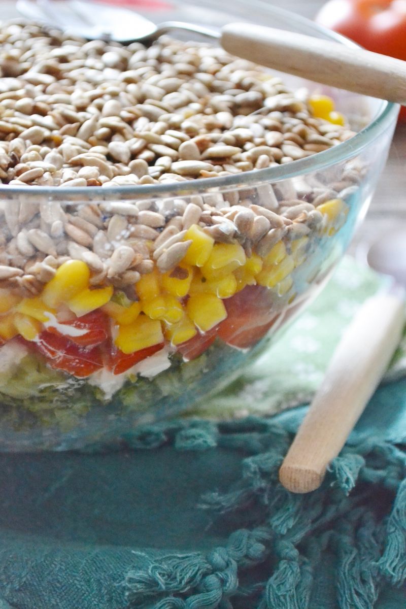 Warstwowa sałatka z brokuełem i słonecznikiem