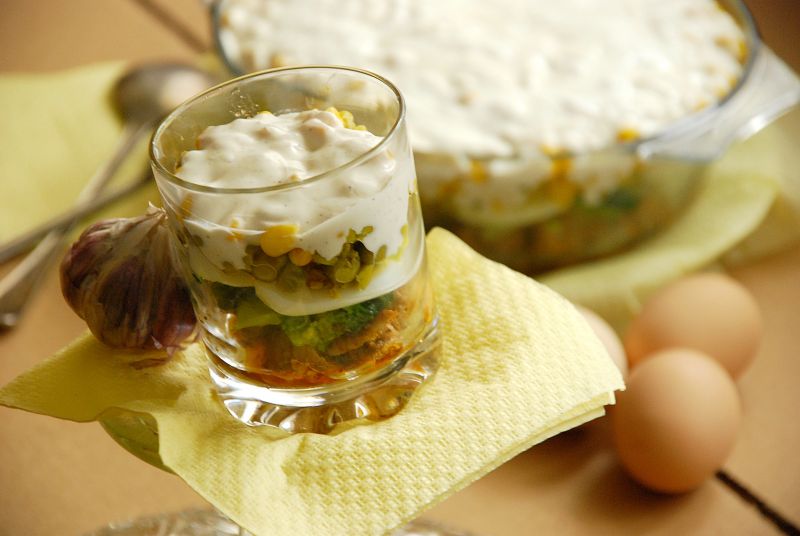 Warstwowa sałatka z brokułami Warstwowa sałatka z brokułami