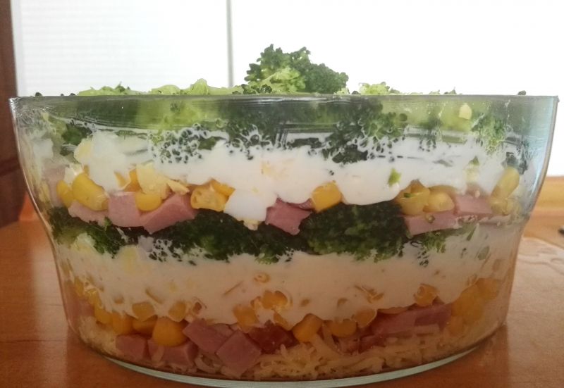 Warstwowa sałatka z brokułami Warstwowa sałatka z brokułami