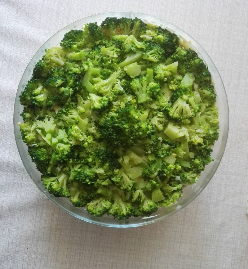 Warstwowa sałatka z brokułami Warstwowa sałatka z brokułami