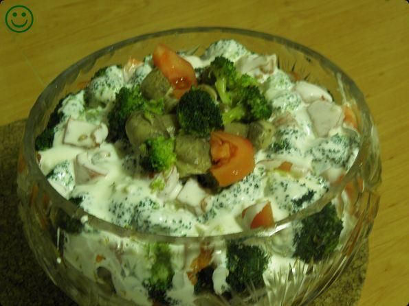 Warstwowa sałatka z brokułem. Warstwowa sałatka z brokułem.